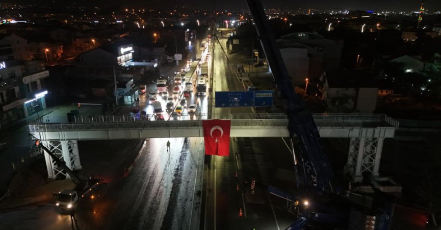 Başiskele Kavşağı’nda ‘78 tonluk’ gece mesaisi