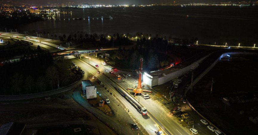 Başiskele Kavşağı’nda dev  kirişler 9 saatte yerleştirildi