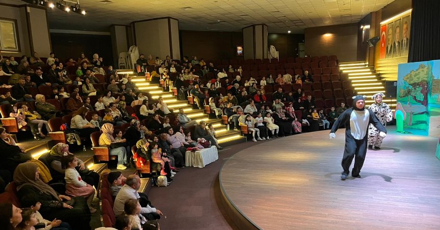 Darıca'da çocuklar hafta sonunu tiyatroyla değerlendiriyor