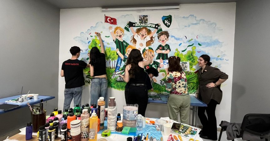  Liseli öğrencilerden Kocaelispor'a özel duvar resmi