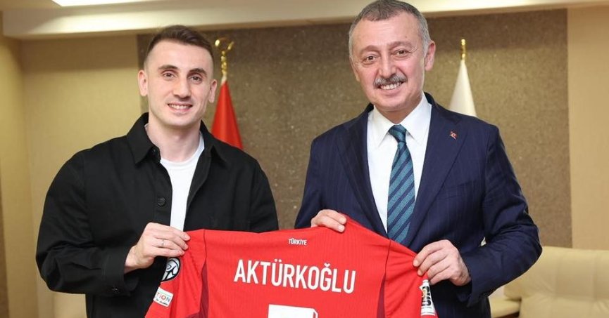 Kerem Aktürkoğlu’ndan  Başkan Büyükakın’a Milli forma   