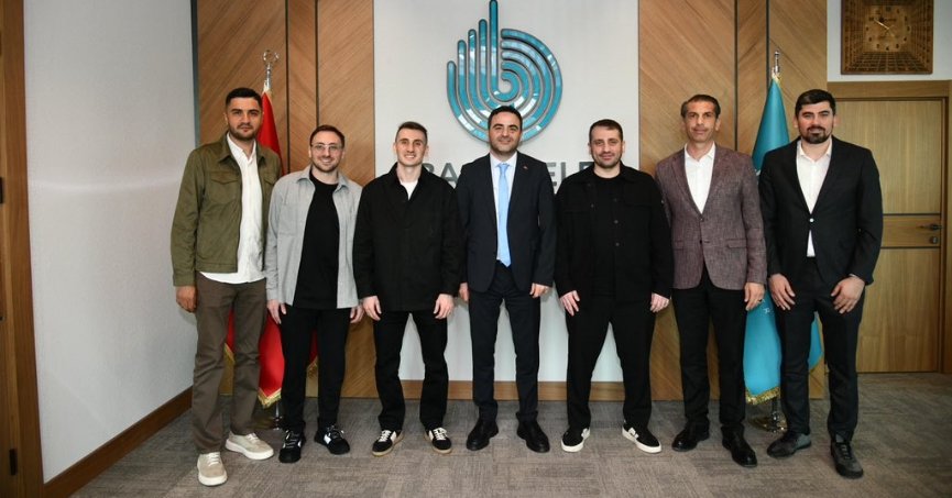 Kerem Aktürkoğlu’ndan Başkan Özlü’ye Ay-Yıldızlı Hediye