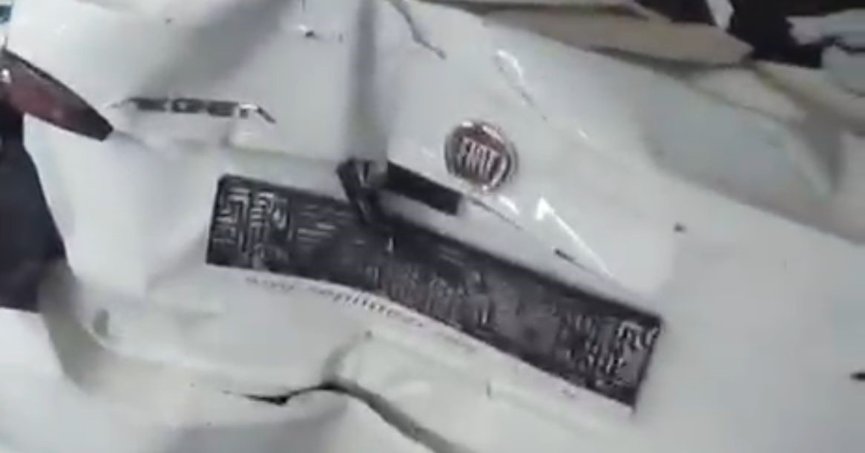 4 araca çarptı, hızını alamayıp markete daldı