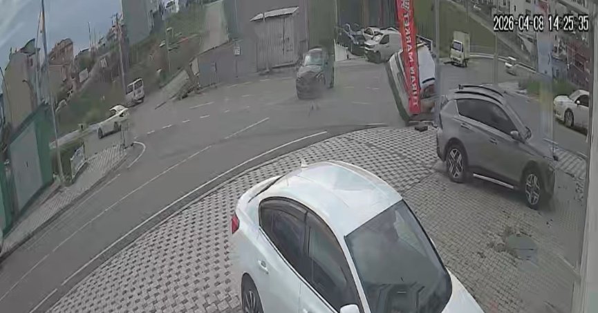 Çarpışan araçlardan biri takla attı, 7 kişi yaralandı: Kaza anı kamerada