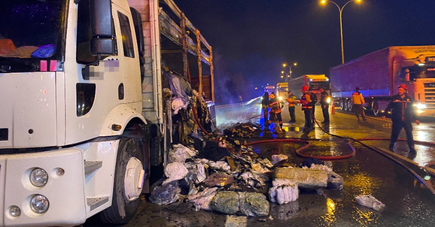 TEM otoyolunda tekstil yüklü kamyon alev aldı
