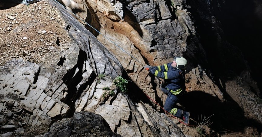  Kayalıklardaki sürüye cansiparane kurtarma