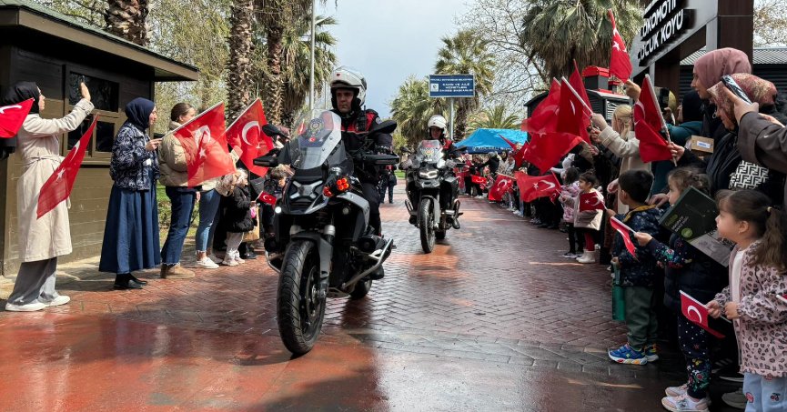 Yunus polisleri, çocukların gönlünü fethetti