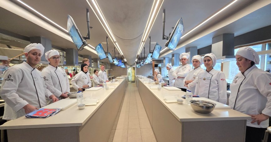 Genç şef adayları, işi ustasından öğrendi