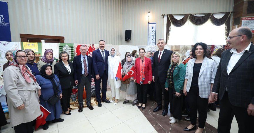 KO-MEK’te üçüncü yıl sonu sergisi Gölcük’te açıldı