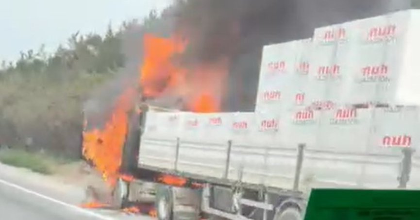 Seyir halindeki tır alevlere teslim oldu