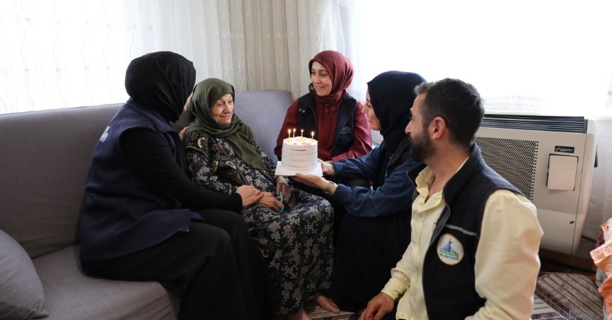 92 Yaşındaki Neriman Teyze’ye Duygu Dolu Doğum Günü Sürprizi