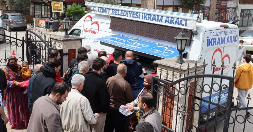 İzmit Belediyesi Yenişehir’de Cuma geleneğini sürdürdü