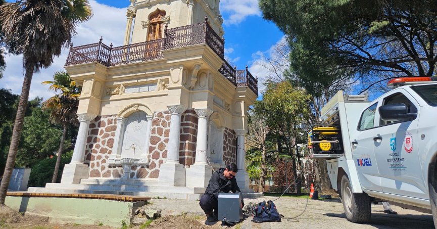 Saat Kulesi gündüz başka gece başka güzel