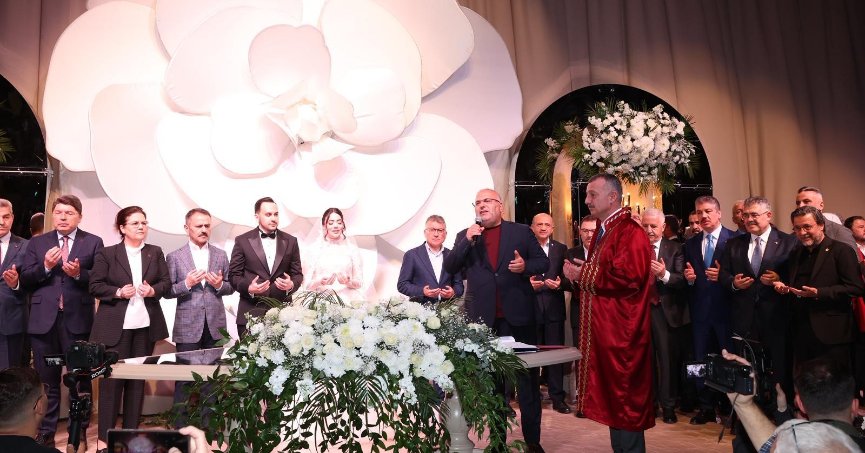  Nikah töreni siyaset camiasını bir araya getirdi