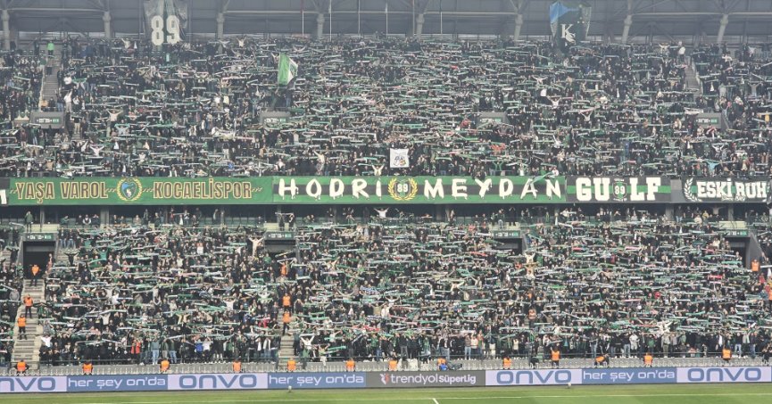 Kocaeli'de tribünler sustu, çocuklar için yas tutuldu