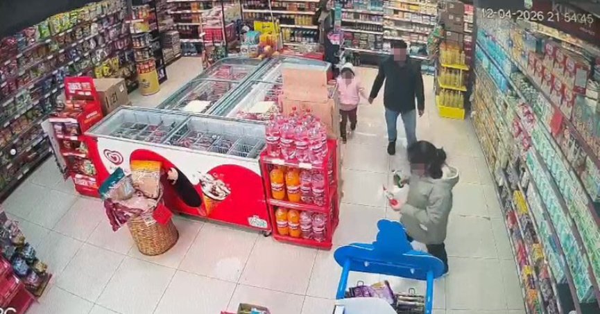  Tekme tokat şiddet uygulanan çocuğun korku dolu anları kamerada