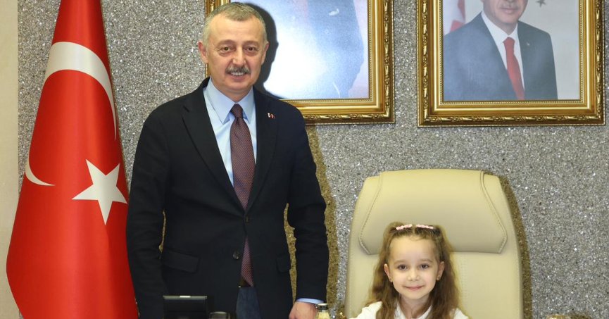 Başkan Büyükakın,  koltuğu çocuklara bıraktı