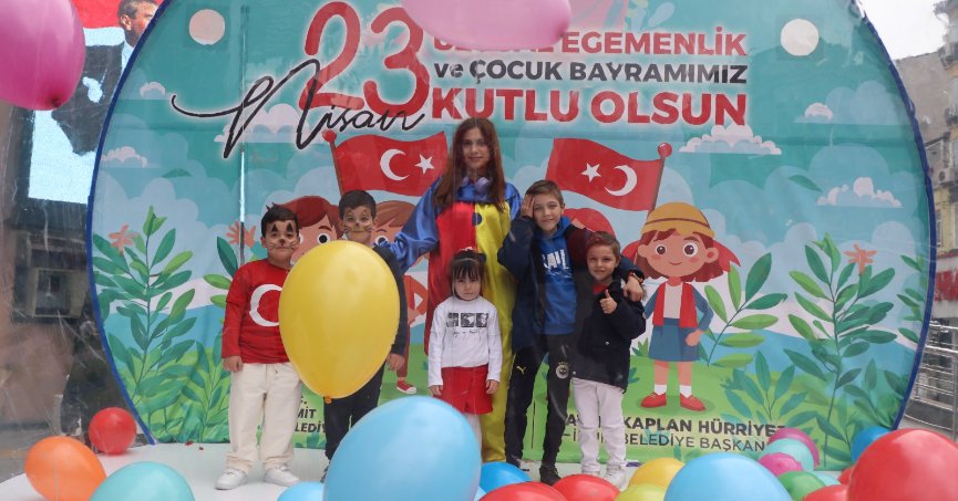 Belediye önü çocuklarla şenlendi