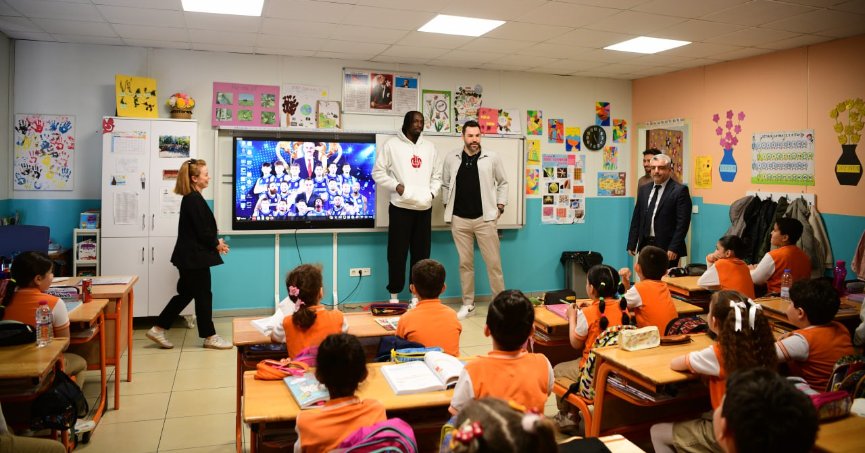 Şampiyon dev adamlar öğrencilerle bir araya geldi