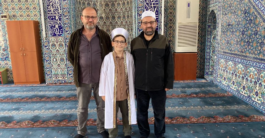 Küçük yaşta büyük an: 9 yaşında 3 bin kişiye ilk hutbesini okudu