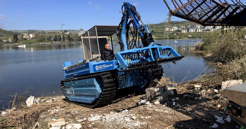 Kocaeli Büyükşehir Belediyesi, Gölkaypark’taki göleti temizledi