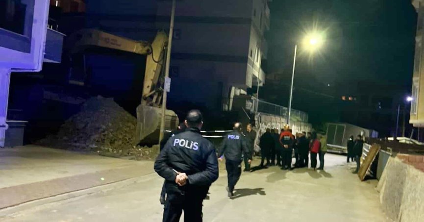 Temel kazısında toprak kaydı, çatırdama sesleri gelen 5 katlı bina boşaltıldı