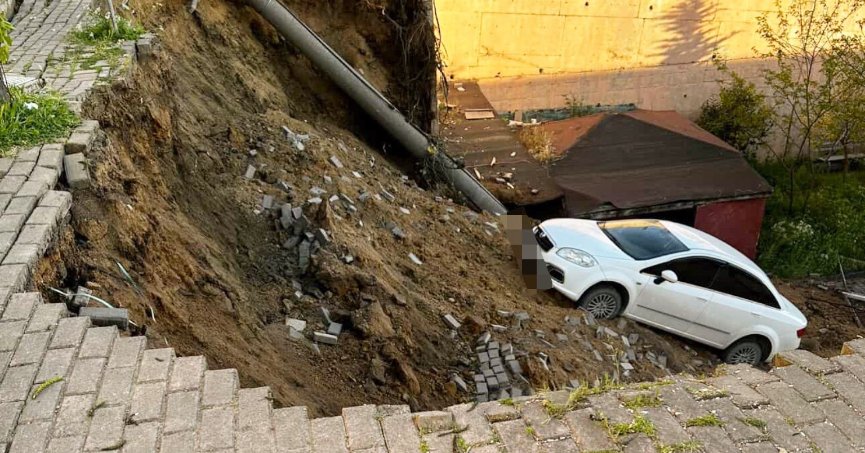  Çöken duvarla birlikte otomobil okul bahçesine düştü