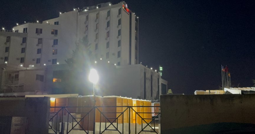 Otelin bahçesinde park halindeki karavan alev alev yandı