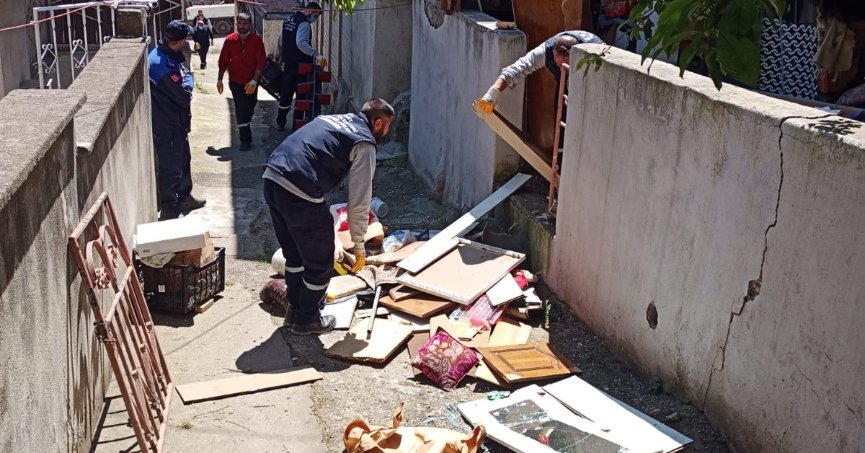 İzmit Belediyesinden çöp eve müdahale