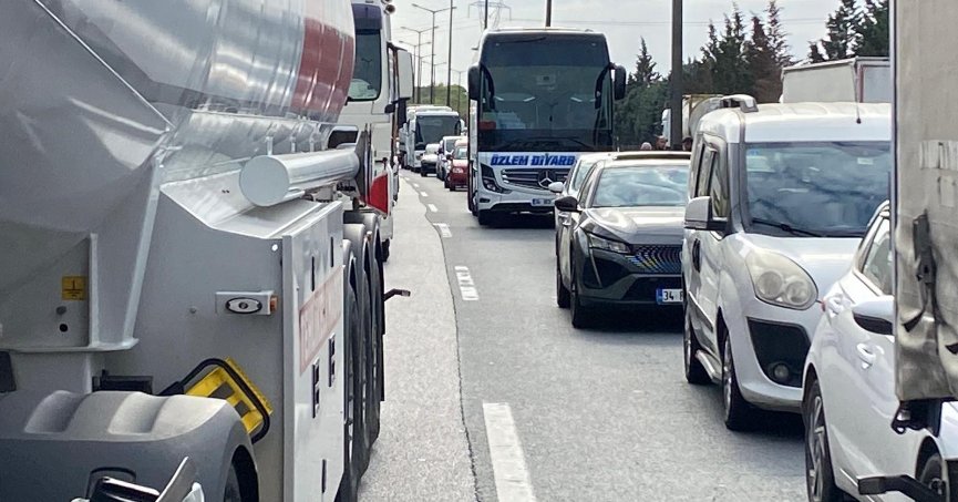  Kocaeli TEM'de 6 tır birbirine girdi: Ankara yönü trafiğe kapandı