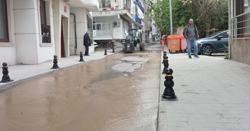 Altyapı çalışmasında ana su hattı patladı