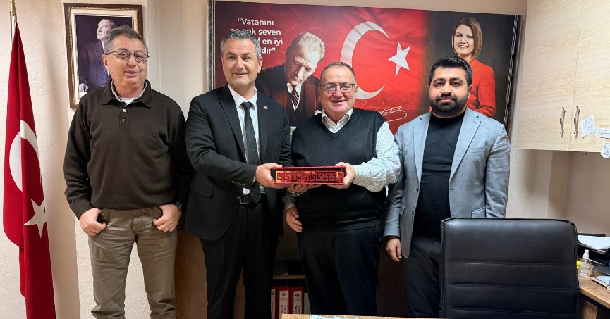İzmit Belediyesinden muhtarlara doğum günü ziyareti   