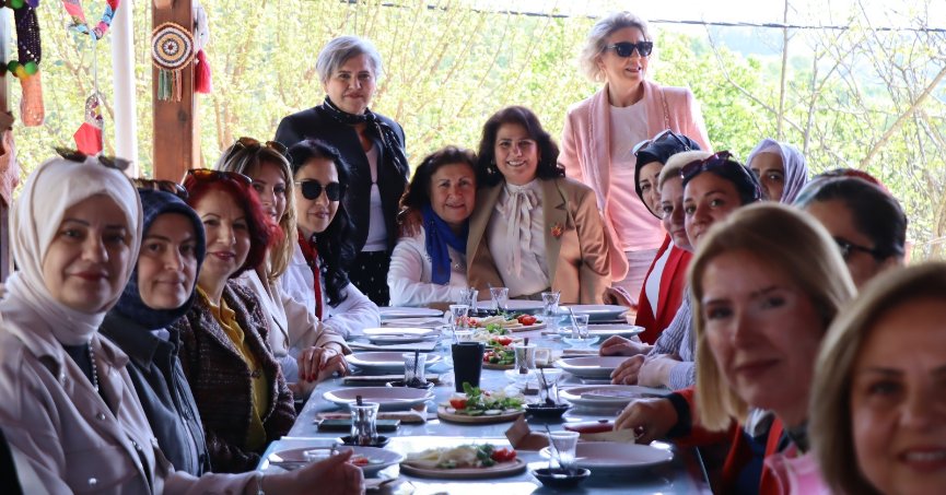 İzmit Belediyesinden kadın muhtarlara Anneler Günü kahvaltısı