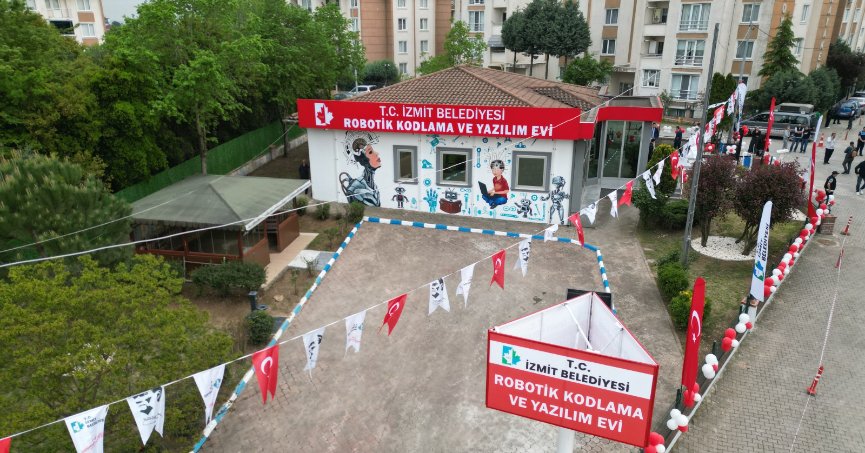 İzmit Belediyesi Robotik Kodlama ve Yazılım Evi kapılarını açtı