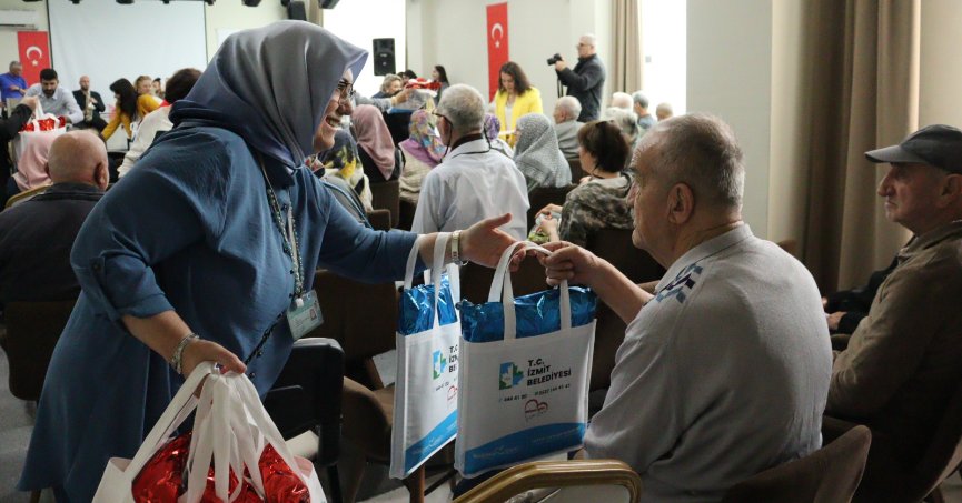 İzmit Belediyesinden huzurevine anlamlı Anneler Günü ziyareti 