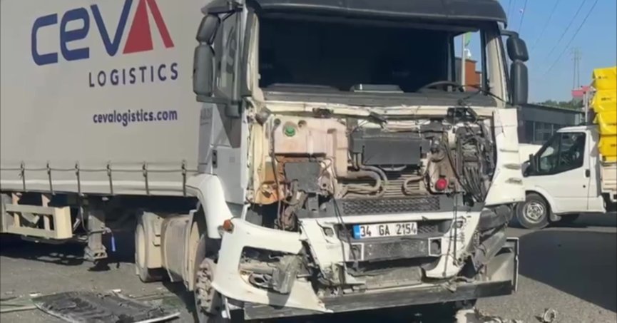 Tırla çarpışan işçi servisi devrildi: 8 yaralı
