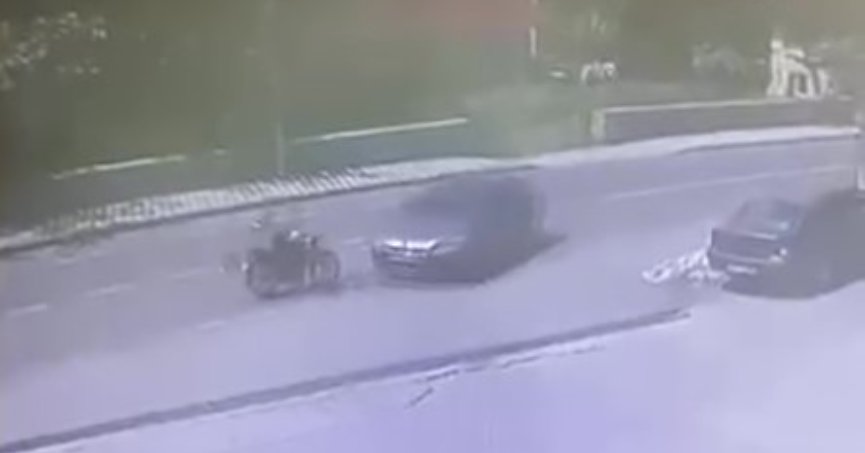 Otomobille çarpışan motosikletlinin kaza anı kameraya yansıdı