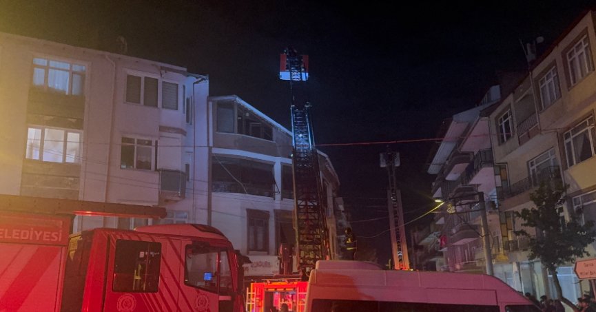  Kocaeli'de çatı katı alevlere teslim oldu