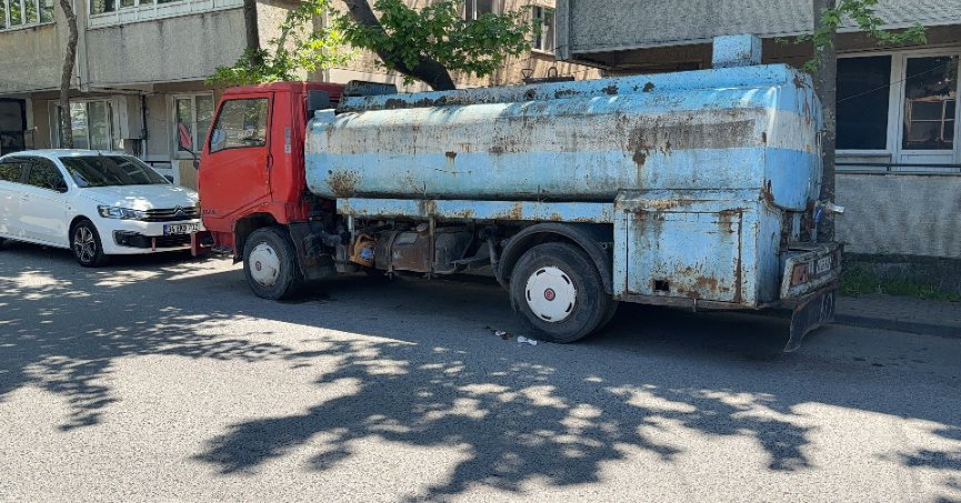  Park halindeki su tankerine çarpan scooter sürücüsü yaralandı