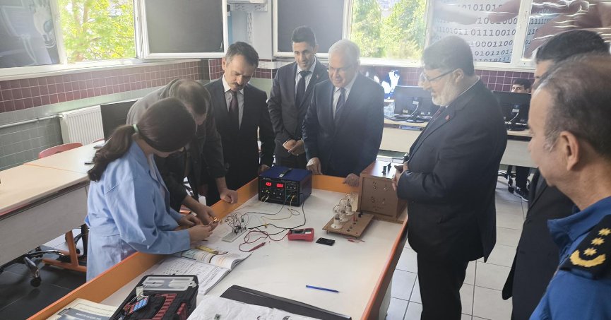 Vali Aktaş, Darıca Deniz Yıldızları Mesleki ve Teknik Anadolu Lisesini Ziyaret Etti