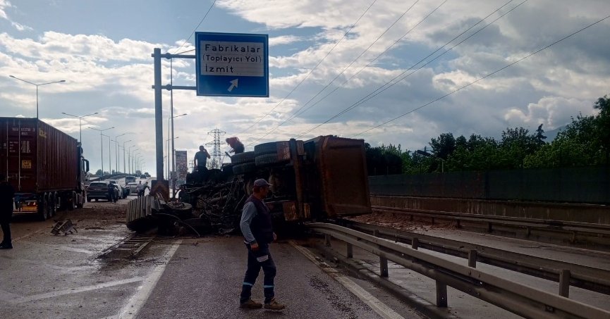  Köpeğe çarpmamak için manevra yapan kamyon bariyere çarpıp yan yattı