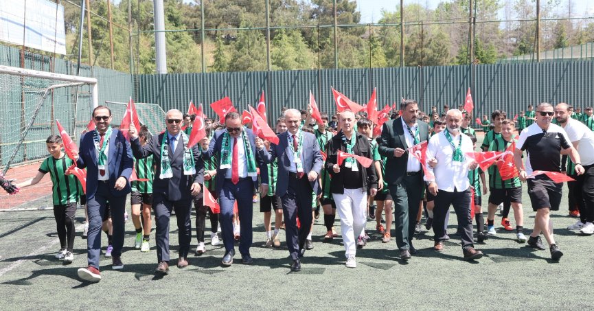  Çayırova'da 19 Mayıs coşkusu yeşil sahaya taşındı