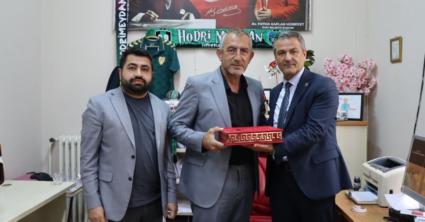 İzmit Belediyesinden muhtarlara doğum günü ziyareti