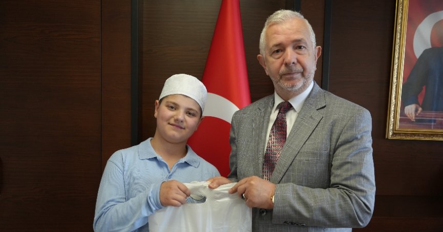 Birlikte hafız olduğu annesine gözyaşlarıyla teşekkür etti