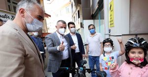 Başkan Büyükakın,  çocukları mutlu etmeyi sürdürüyor   