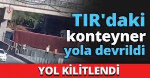 TIR'daki konteyner yola devrildi