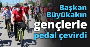Başkan Büyükakın gençlerle pedal çevirdi