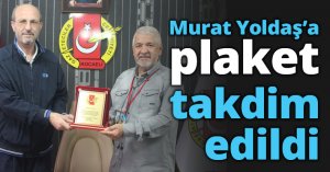 Murat Yoldaş’a plaket takdim edildi