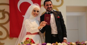 İşitme engelli çift tercüman aracılığıyla ‘Evet’ dedi