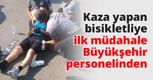 Kaza yapan bisikletliye ilk müdahale Büyükşehir personelinden